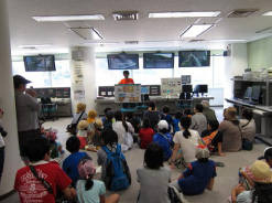 写真：【操作室でダム役割や仕組みの説明】