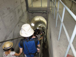 写真：【ダム堤体内の監査廊を移動】