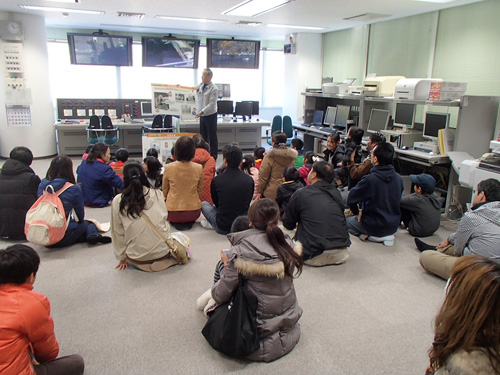 写真：【ダム操作室での説明】