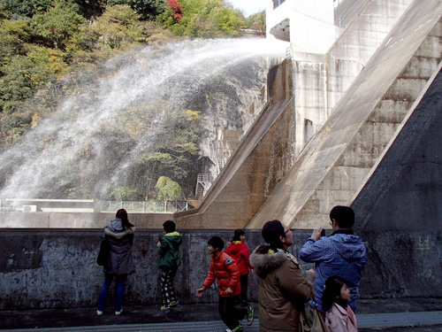 写真：【ダム直下からの放水見学】