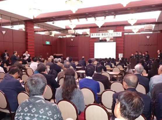 写真：【発表者と参加者との意見交換】