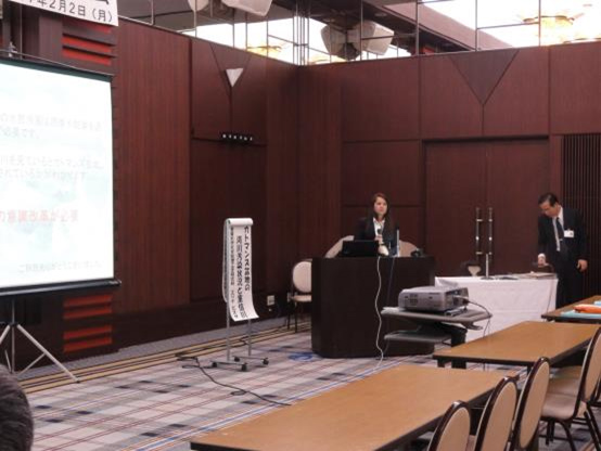 写真：発　表【『カトマンズ川の汚染状況と重信川』 愛媛大学大学院理工学研究科　エリナ　ビスタ】