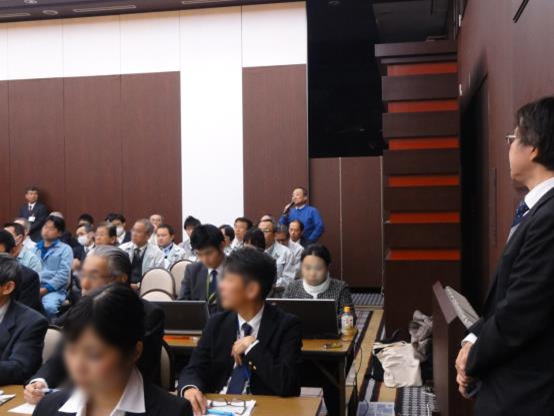 写真：【発表者と参加者との意見交換】