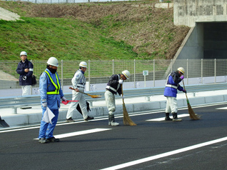 写真：【事故車両移動後の路面清掃】