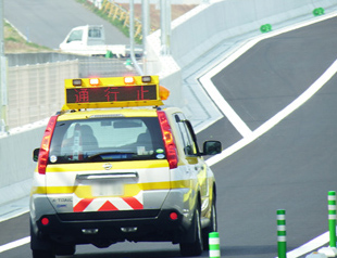 写真：【道路パトロールカーによる道路の安全確認 】