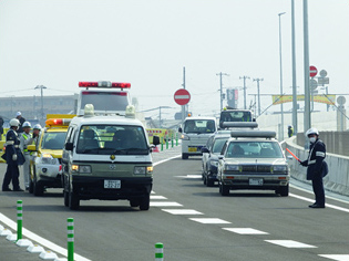 写真：【警察による交通規制、誘導等】