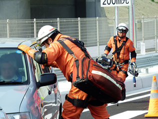 写真：【事故車両からの救助活動】