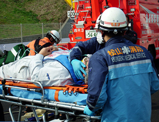 写真：【負傷者搬送】