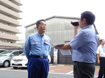 写真：【記者に抱負を述べる宮本班長】
