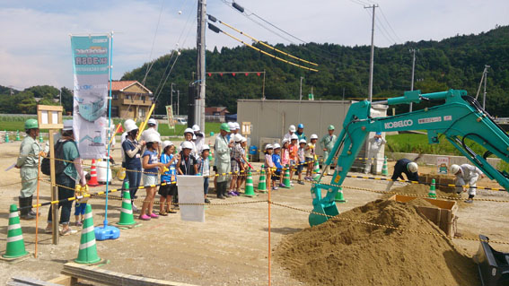 写真：【「人力」VS「ミニバックホウ」】