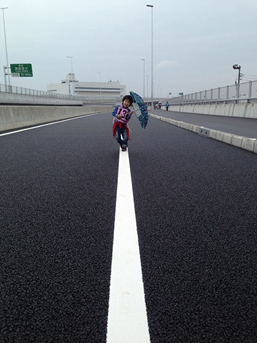 写真：相原　恵美【タイトル：「真っ白な白線」】
