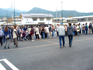 写真：【施設入場を待つ長～い行列】