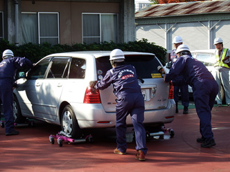 写真：【車両簡易移動器具による放置車両移動訓練】