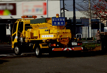 写真：【雪氷対策車両出動】