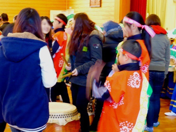 写真：【留学生達の日浦太鼓の体験】