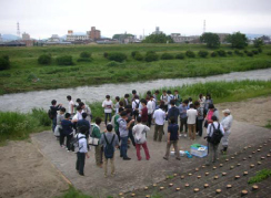 写真：【パックテストによる石手川（市坪）の水質測定】