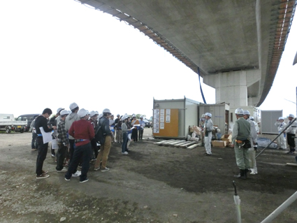 写真：【橋梁上部工事について説明】