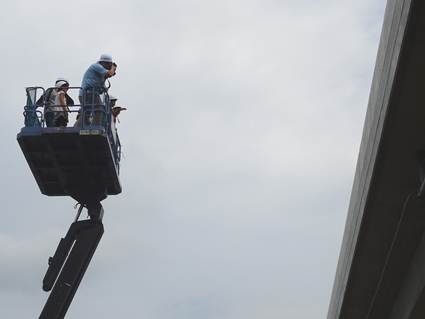 写真：【記者さんもいっしょに高所作業車の搭乗体験】