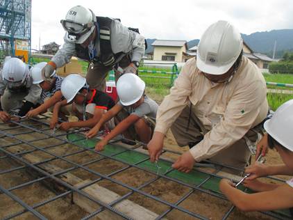 写真：【職人さんといっしょに鉄筋結束体験】