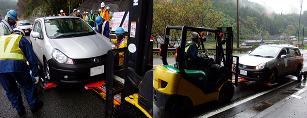 写真：【フォークリフトにレッカー用専用器具を装着し放置車両を移動】