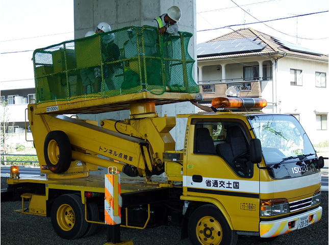 写真：【トンネル点検車】