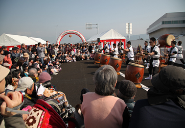 写真：【余土地区まちづくり協議会協賛の松山外環状道路開通セレモニー】