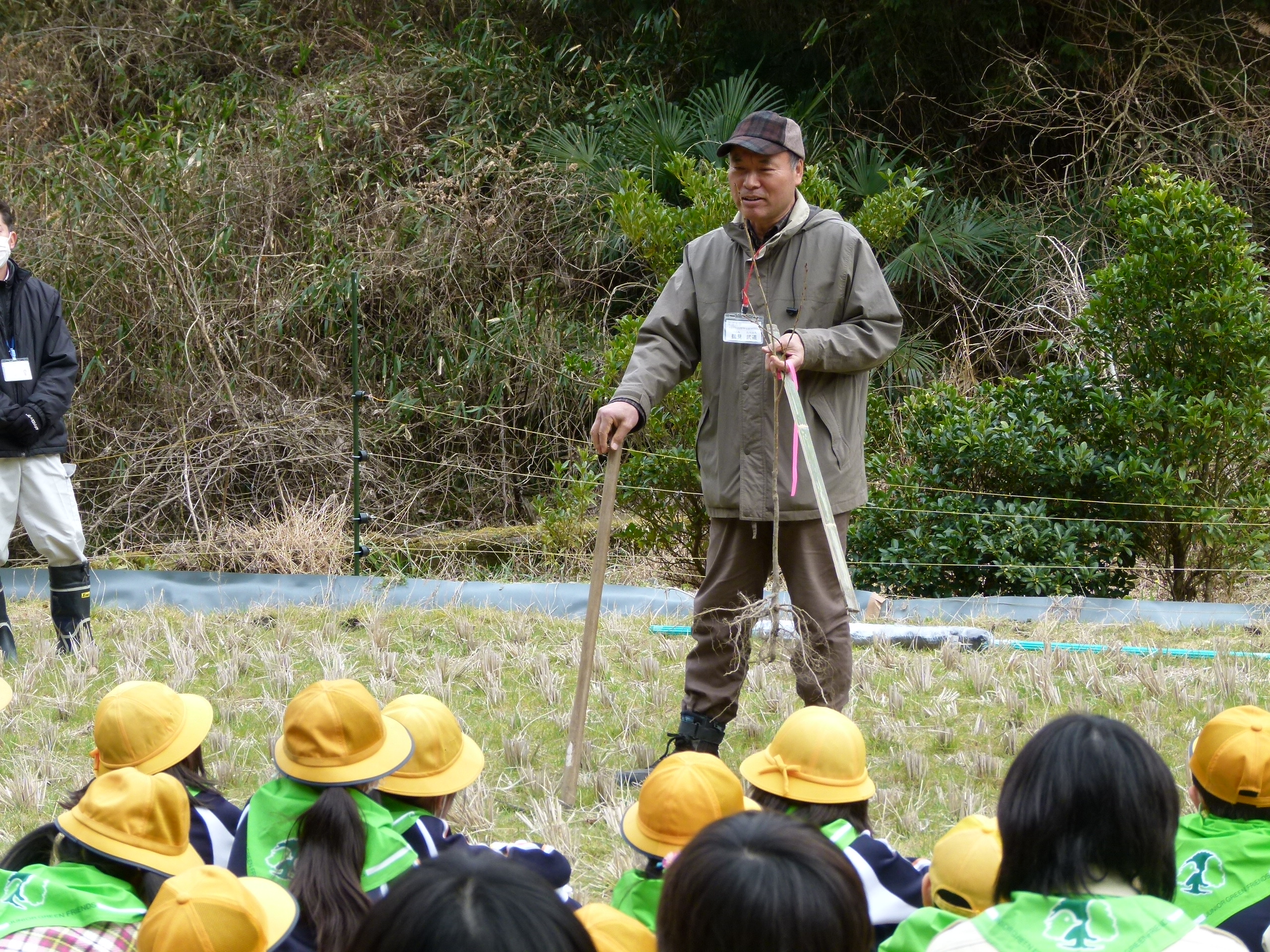 写真：【鶴見先生による植樹方法の説明】