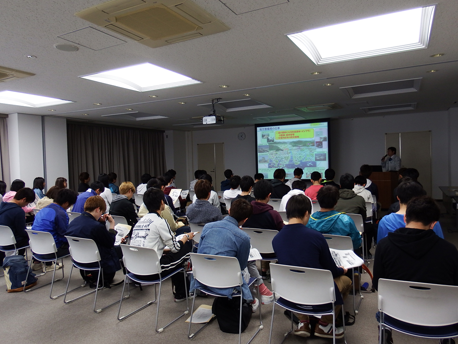 写真:【松山河川国道事務所にて概要説明】