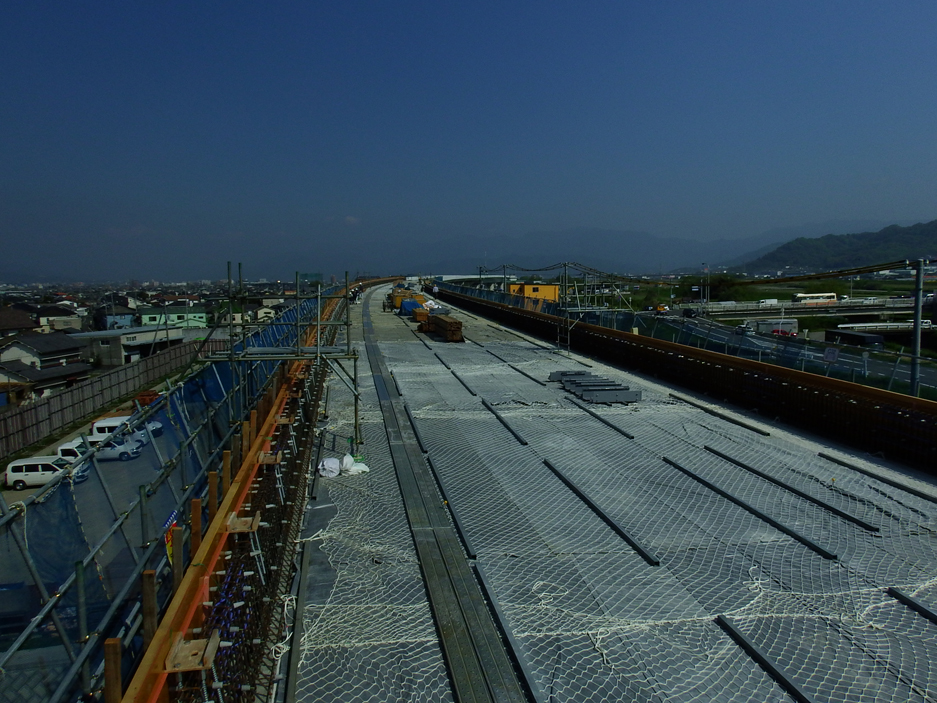 写真：【高所作業車で　綱橋の工事の全体状況を見学】