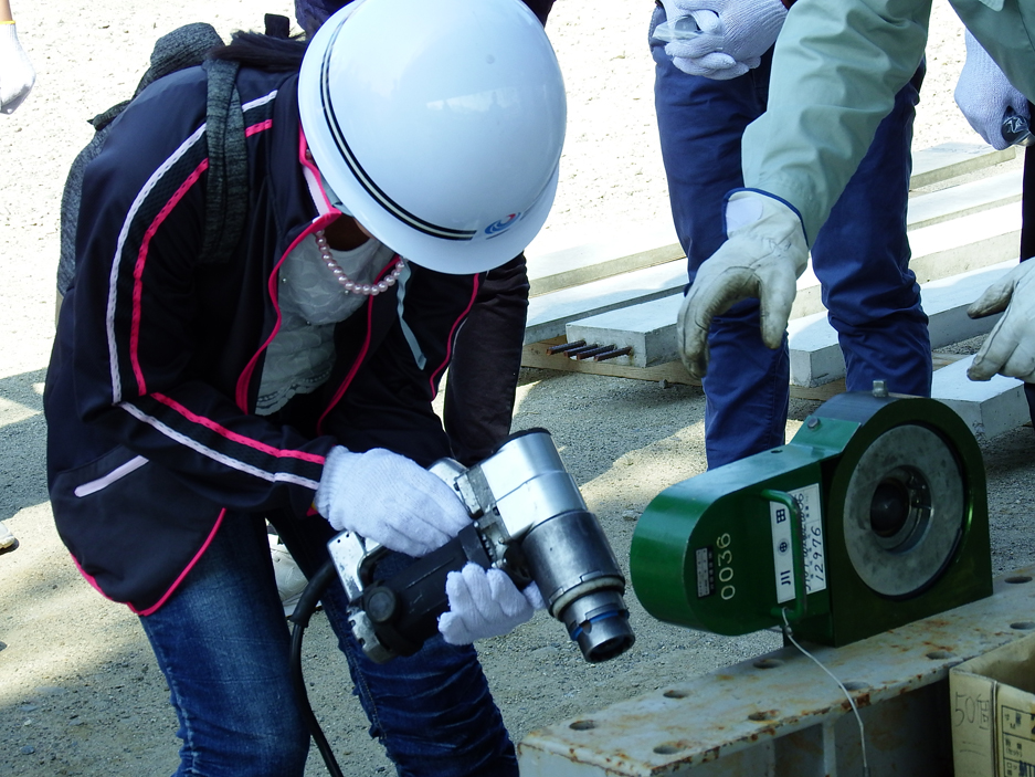 写真:【橋桁の鋼材を連結させる高力ボルトの締め付けを体験。】
