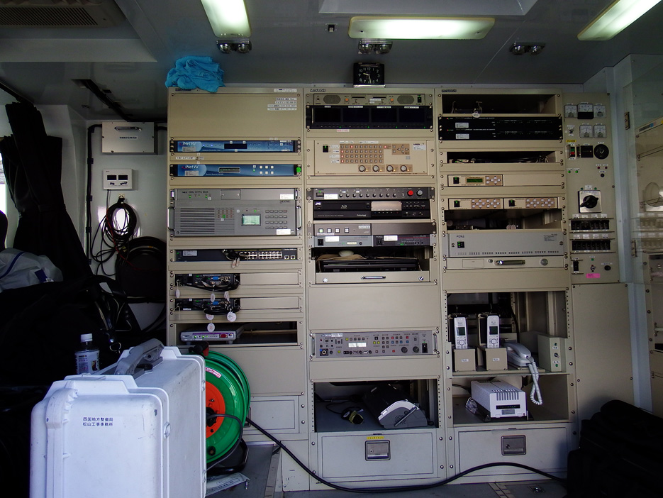 写真：【衛星通信車内 の通信機器類】
