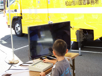 写真：【照明車・衛星通信車搭載CCTV操作】