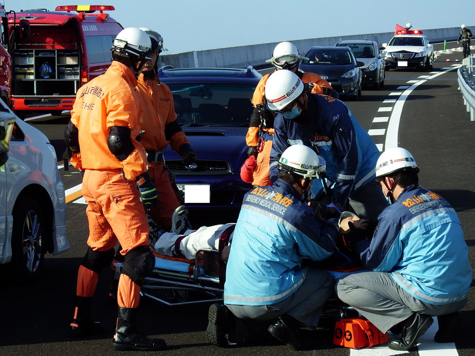 写真：【事故車両より負傷者救出】