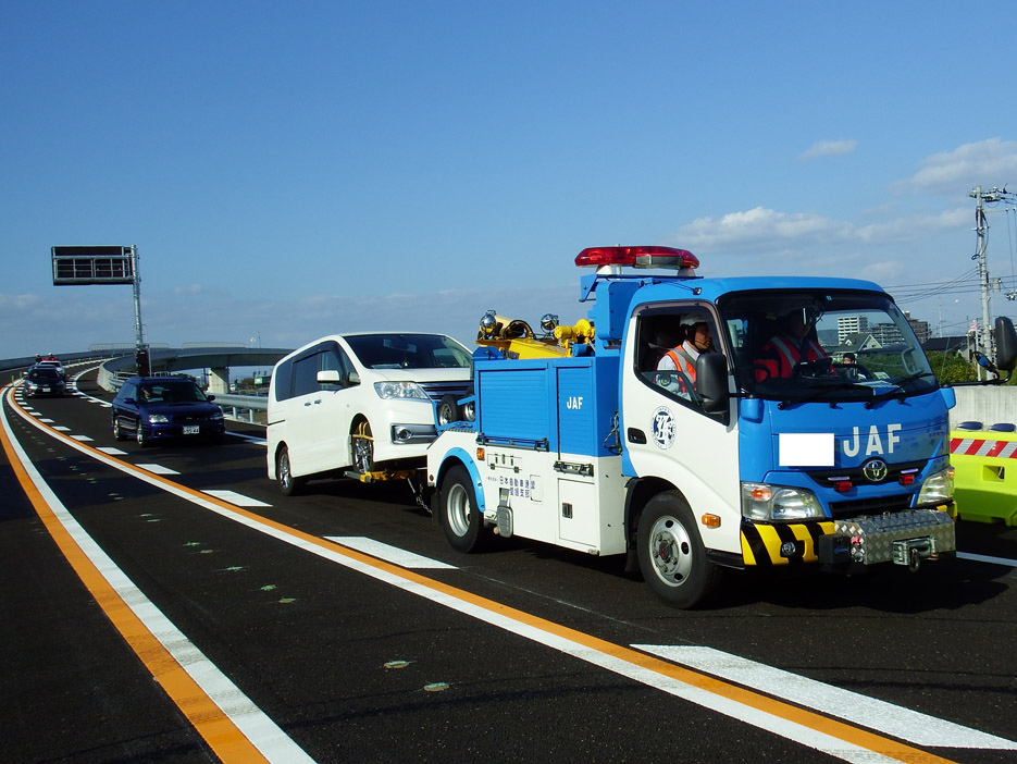 写真：【ＪＡＦによる事故車両の移動】