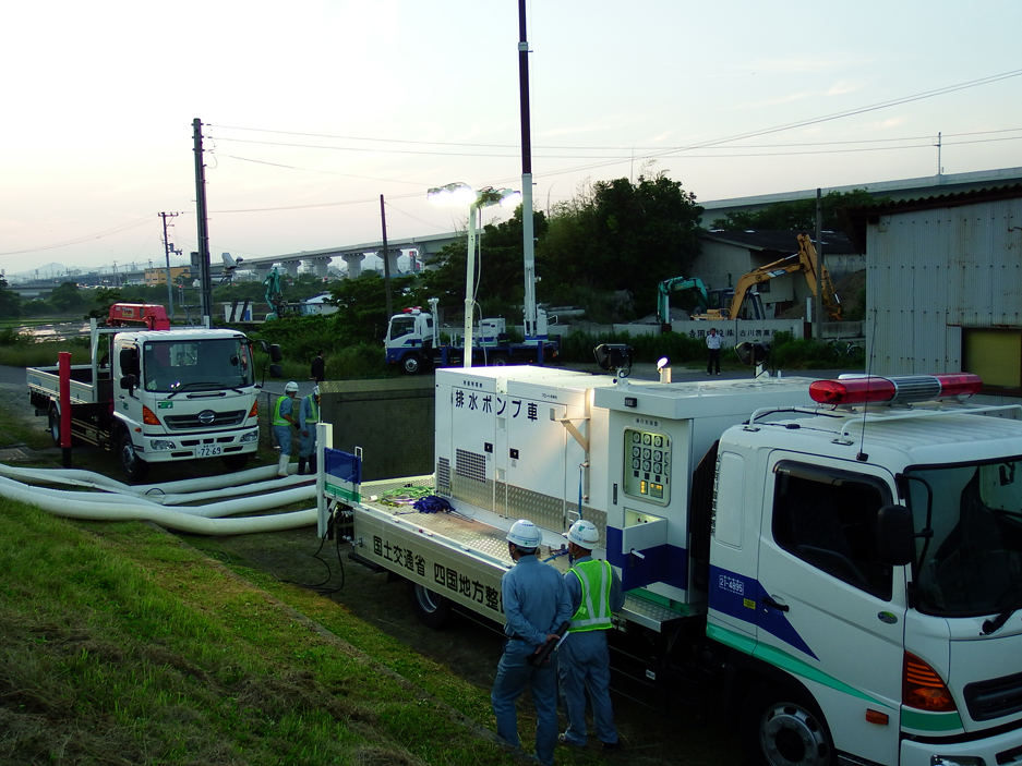 写真：【排水ポンプ車　排水訓練状況】