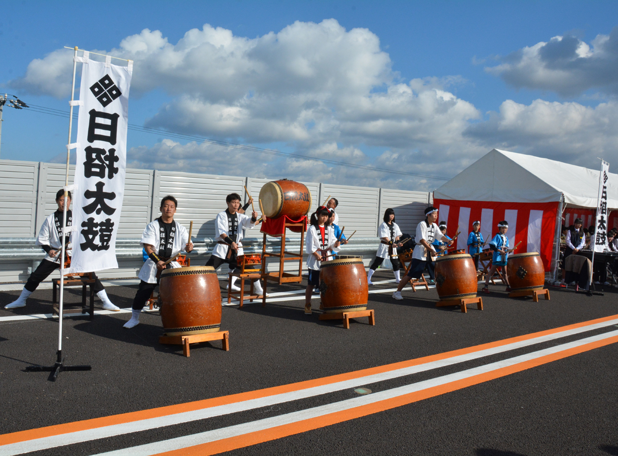 写真：【勇壮な日招太鼓が参加者を出迎え。 】