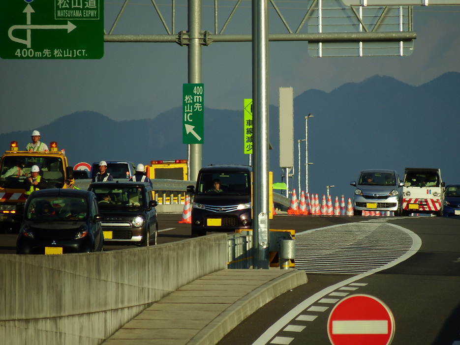 写真：【開通直後の古川ＩＣ付近 】