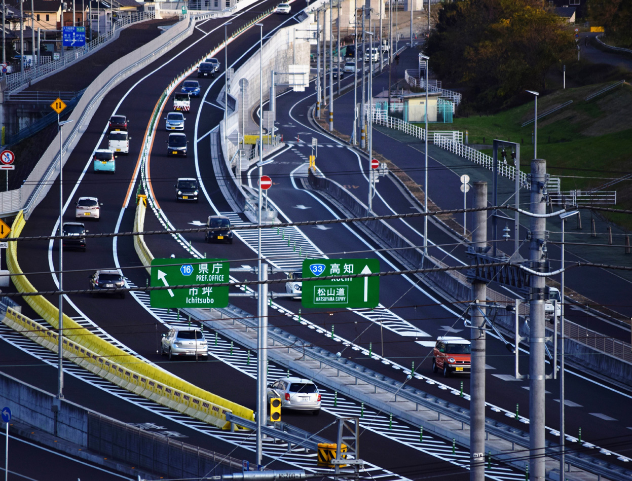写真：【開通直後の市坪ＩＣ付近】