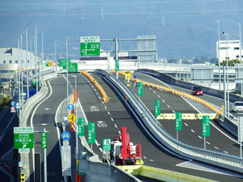 写真：【古川 Ｉ Ｃ状況　内川第２橋付近より国道３３号・松山 Ｉ Ｃ方向】