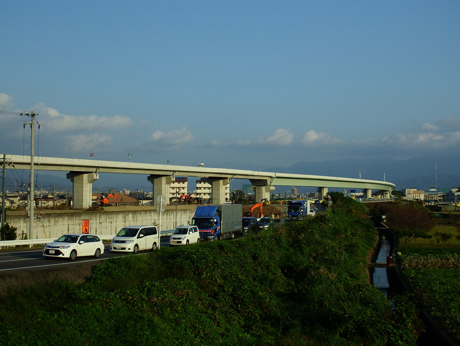 写真：【主要地方道　松山伊予線　中川原橋交差点　付近】