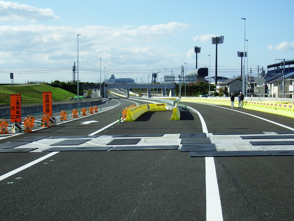 写真：【市坪ＩＣ状況 　市坪ＩＣ付近より　国道５６号・空港方向 】