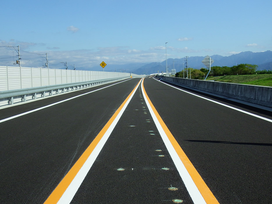 写真：【市坪ＩＣ付近より　国道３３号・松山 Ｉ Ｃ方向】