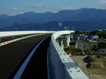写真：【古川第２高架橋付近より　国道３３号・松山 Ｉ Ｃ方向】