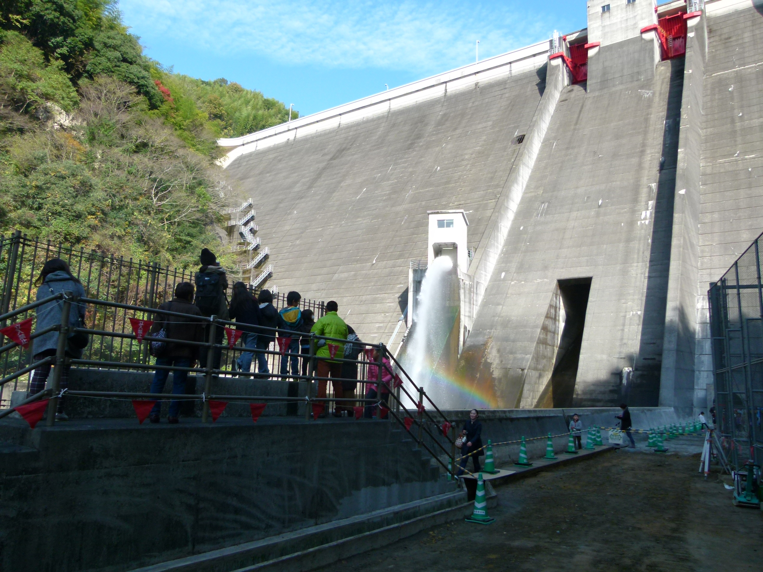 写真：【最後にダム見学をしてダムの役割等を学びました。】