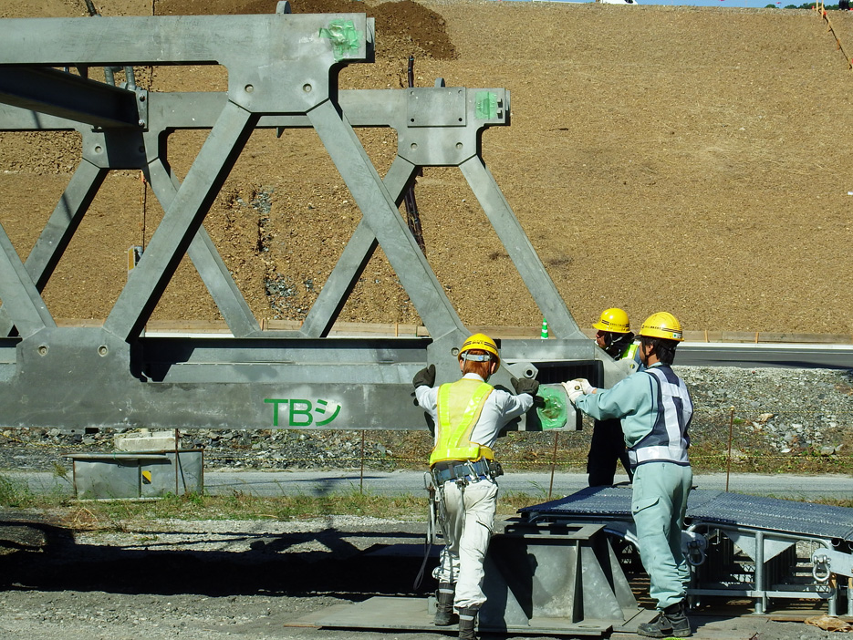 写真：【設置場所の橋の支えとなる部分に載せます。】