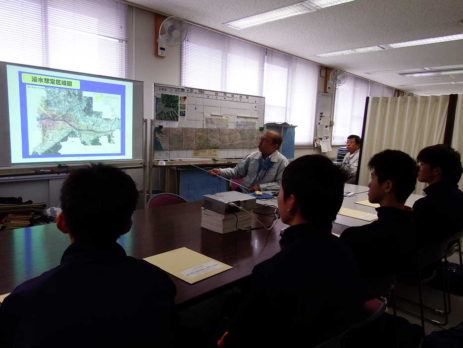 写真：【重信川や河川の管理についての説明】