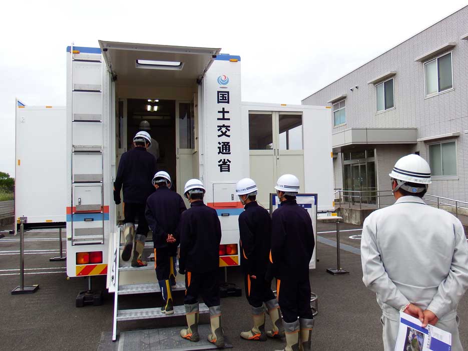 写真：【河川防災ステーションでの災害対策機械の見学】