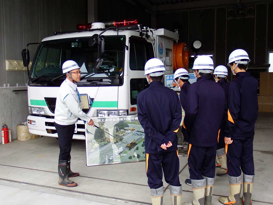 写真：【排水ポンプ車の説明を受ける。】