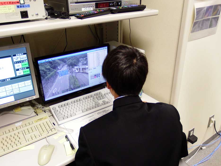 写真：【管理用CCTVカメラの操作を体験する。】