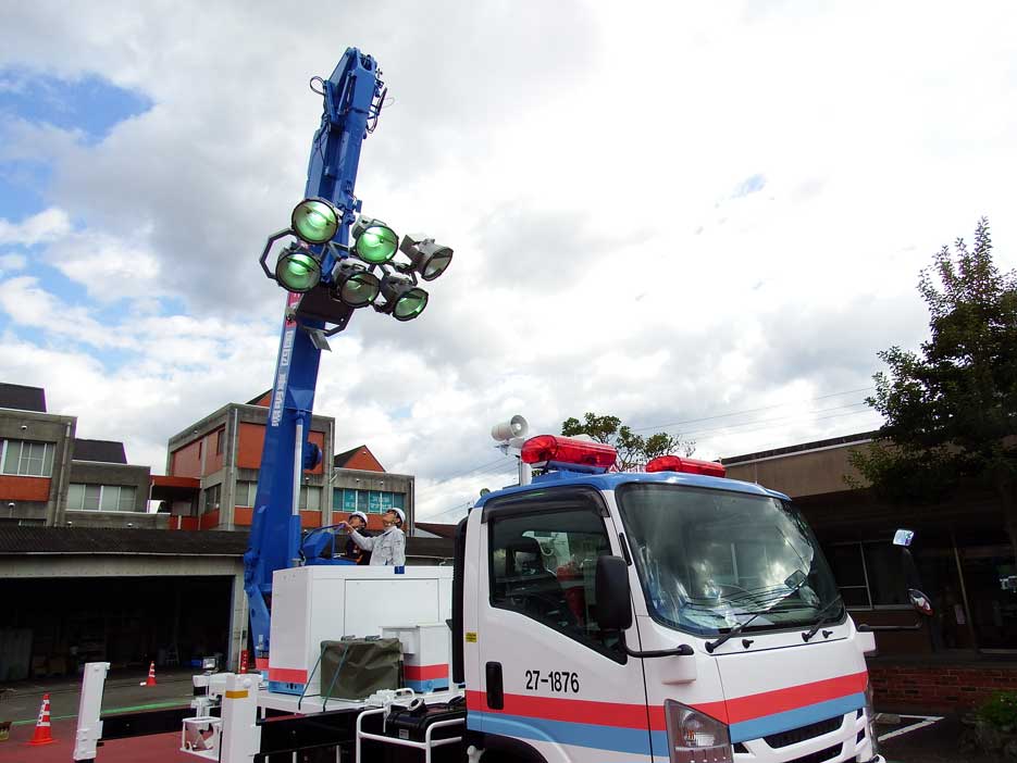 写真：【災害対策用機械「照明車」の操作を体験】